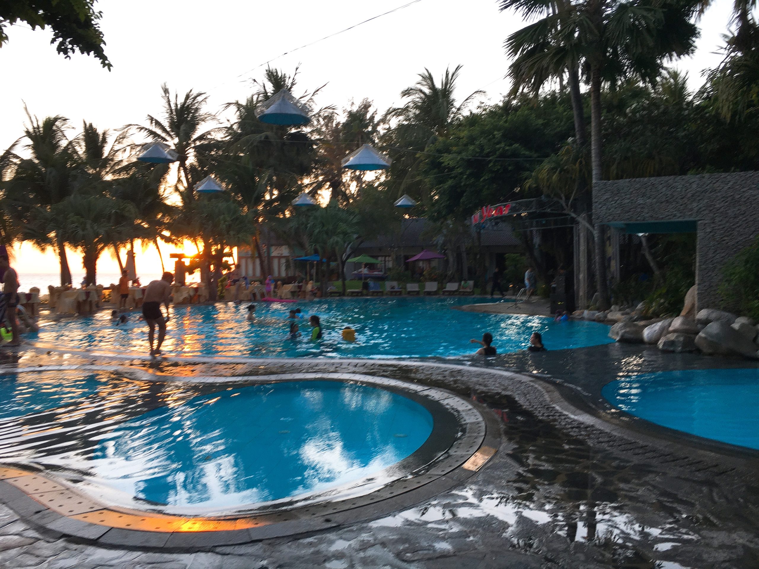 ホテルも豪華に海岸沿い海まで5秒Hoang Ngoc Resort & Spa